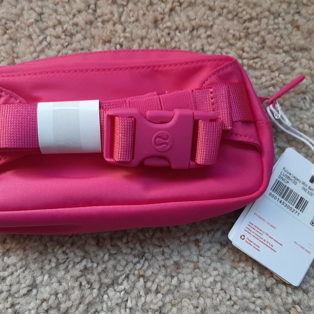 NEW LULULEMON TEAM CANADA FUTURE LEGACY BELT BAG - RARE / NO LONGER SOLD - Picture 2 of 4